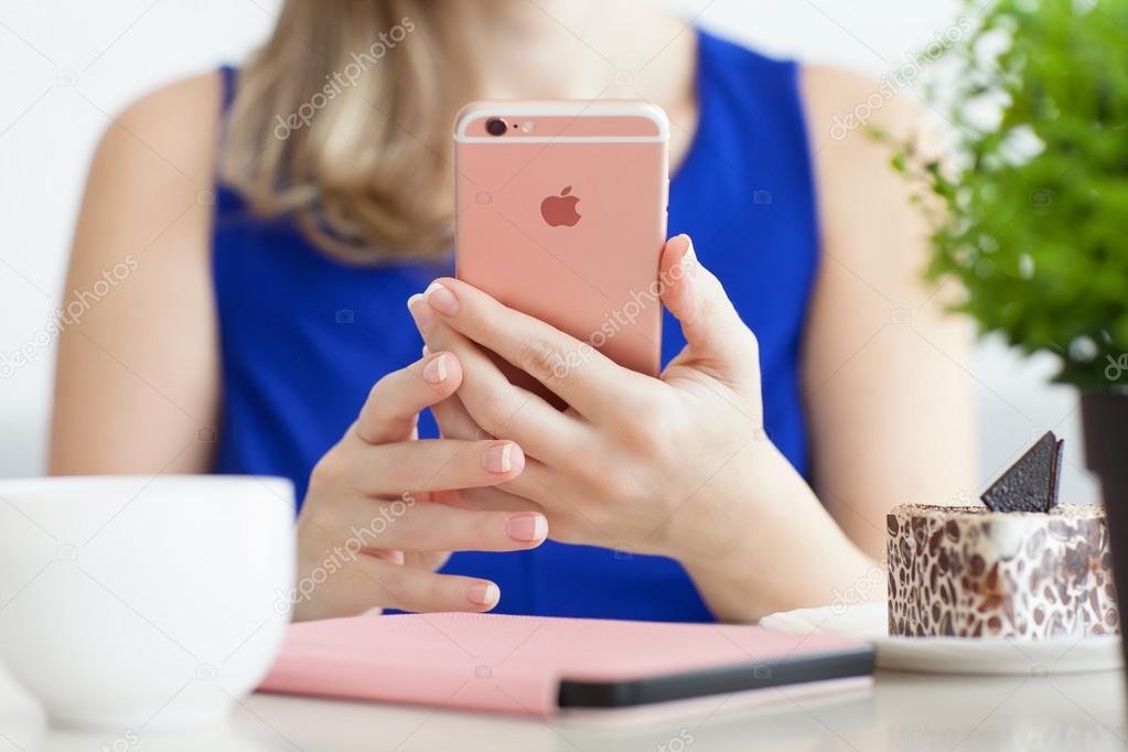 depositphotos_88705876-stock-photo-woman-holding-iphone-6s-rose Create New Apple ID Without Credit Card