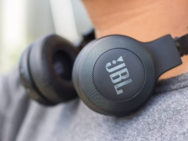 Do-Electric-Cars-Need-Oil-Changes-5 Why Do My JBL Headphones Keep Turning Off?