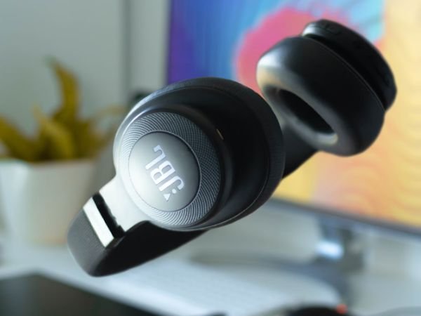 Do-Electric-Cars-Need-Oil-Changes-7 Why Do My JBL Headphones Keep Turning Off?