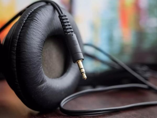 Untitled-design-2023-06-17T092324.471 Why Does My Headphones Keep Pausing?