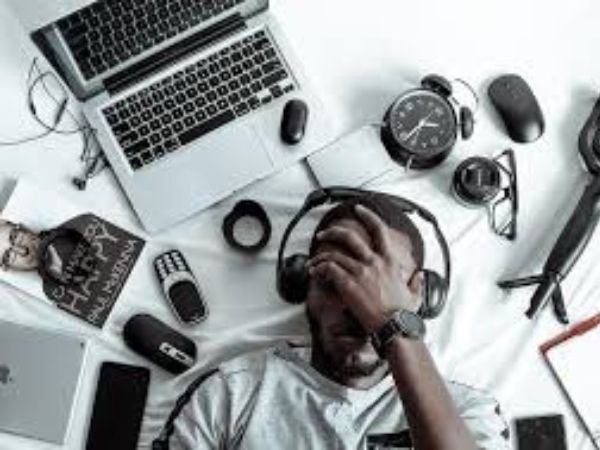 Untitled-design-2023-06-17T092550.489 Why Does My Headphones Keep Pausing?