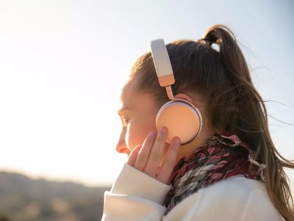 Untitled-design-2023-06-17T093319.059 Why Does My Headphones Keep Pausing?