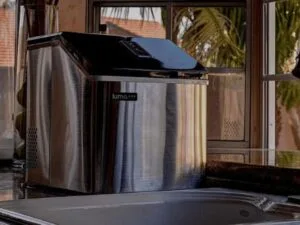 Ice maker keeps ice frozen